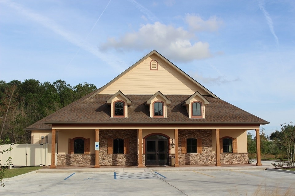 Southern Pearl Veterinary Hospital exterior sign